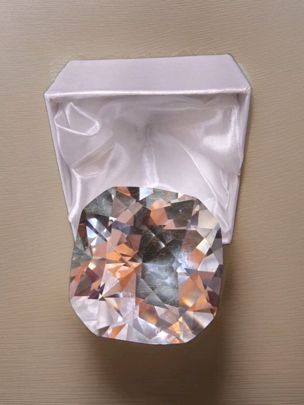NIB Oleg Cassini Crystal Paperweight Cut Diamond Cushion Clear 2” 125551
